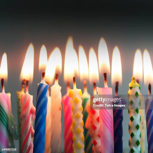 colorful candles - verjaardagskaars stockfoto's en -beelden