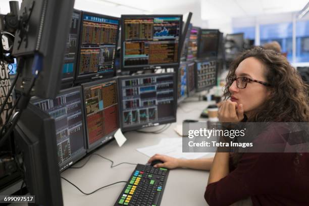 young woman analyzing computer data - traders stockfoto's en -beelden