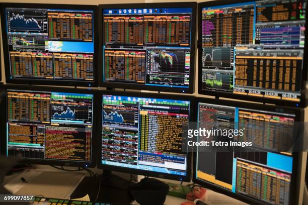 arrangement of computer monitors - news ticker imagens e fotografias de stock