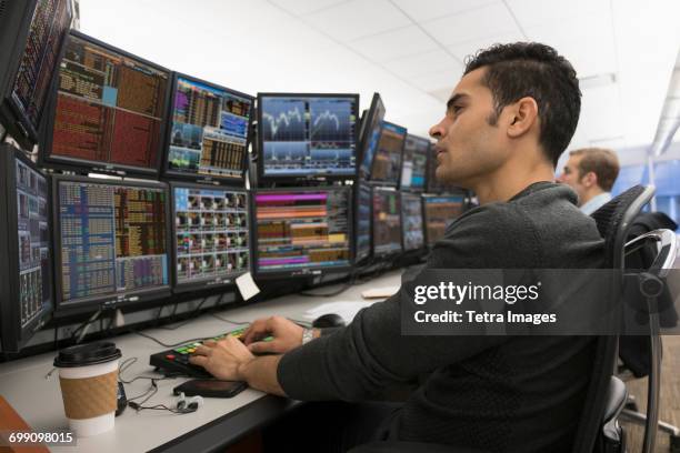 young traders analyzing computer data - disposable cup stock photos et images de collection