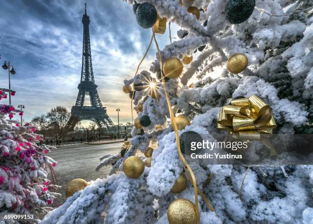 eiffel tower and decorated christmas trees, paris, france - eiffel tower christmas stock pictures, royalty-free photos & images