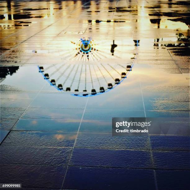reflection of the ferris wheel, place massena, nice, france - grande roue photos et images de collection