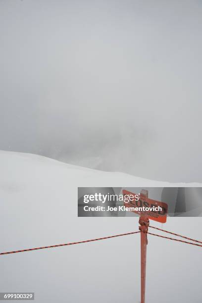 closed sign and ropes near the top of jackson hole ski area. - jackson hole mountain resort stockfoto's en -beelden