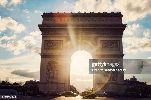 arc de triomphe in paris seen at sunset. paris, france - buurt rond de champs élysées stockfoto's en -beelden
