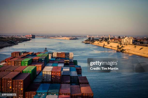 container ship passing through the suez canal - canal de suez photos et images de collection