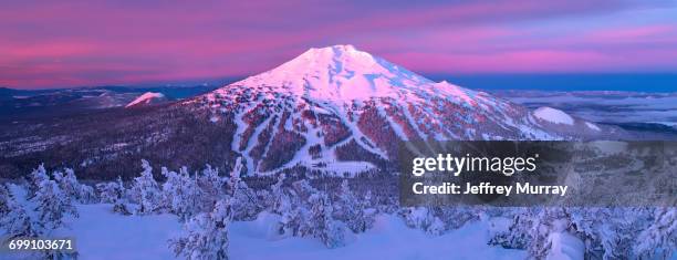 mount bachelor ski resort located in central oregon about 20 miles from the town of bend. - the bachelor imagens e fotografias de stock