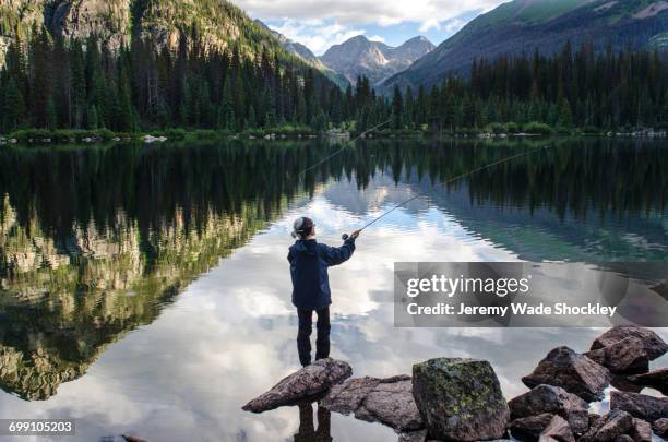 fly fishing emerald lake, weminuche wilderness, southwest colorado.  - frau ruhige szene berge stock-fotos und bilder