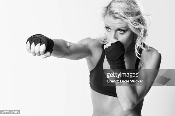 woman boxer - desporto de combate imagens e fotografias de stock