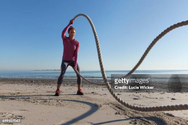 woman with ropes - forte beach photos et images de collection