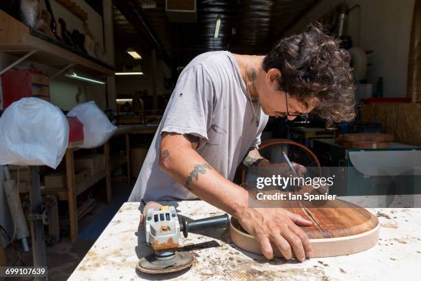 guitar maker manufacturing guitar in workshop - instrumentenmaker stockfoto's en -beelden