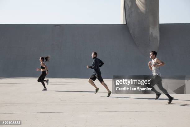 "athletes jogging, van nuys, california, usa" - man in running tights photos et images de collection