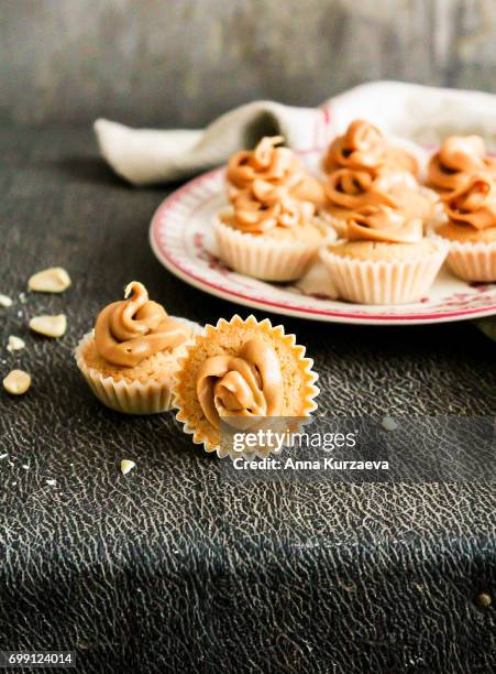 homemade cupcakes with peanut butter cream, selective focus - muffin stockfoto's en -beelden