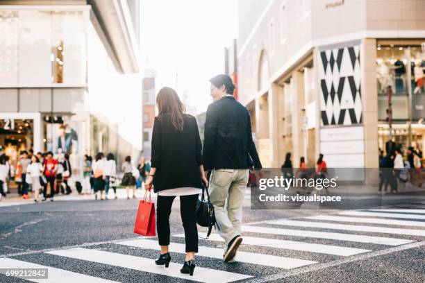 par de cruzar la calle - prefectura de aichi fotografías e imágenes de stock