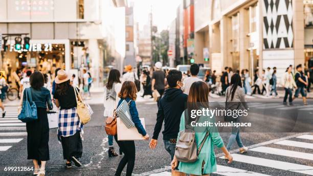 publiken som korsar gatan - nagoya bildbanksfoton och bilder