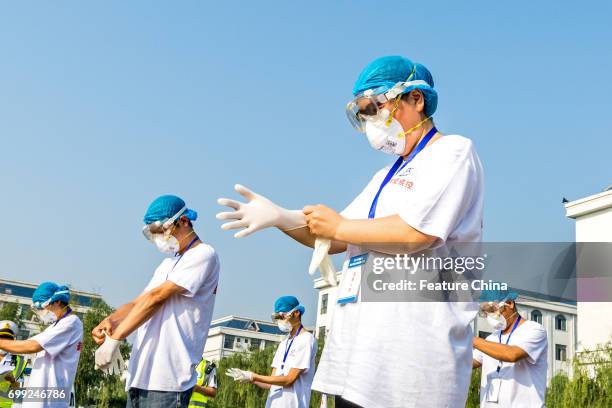 Health workers act in an exercise dealing with an outbreak of H7N9 avian flu on June 17, 2017 in Hebi, China. PHOTOGRAPH BY Feature China /