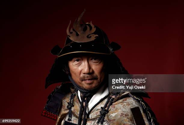samurai wearing armor helmet - armadura fotografías e imágenes de stock