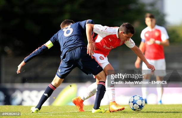 Arsenal's Ismael Bennacer, battles for possession of the ball with Bayern Munich's Valentin Micheli,