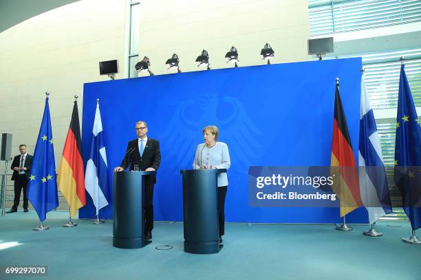 Juha Sipila, Finland's prime minister, left, and Angela Merkel, Germany's chancellor, attend a news conference at the Chancellery in Berlin, Germany,...