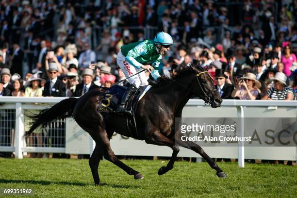 Jamie Spencer riding Con Ti Partiro win The Sandringham Handicap Stakes on day 2 of Royal Ascot at Ascot Racecourse on June 21, 2017 in Ascot,...