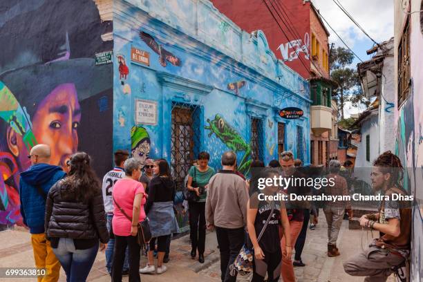 bogotá, colombia - los turistas y gente local colombiana en la estrecha calle del embudo en el histórico barrio de candelaria de la capital andina - calle del embudo fotografías e imágenes de stock