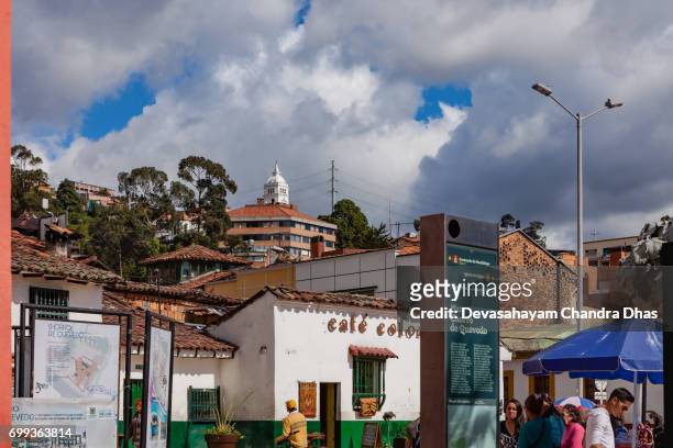 bogotá, colombia - the plaza del chorro de quevedo en soleil d’après-midi bright - plaza del chorro de quevedo photos et images de collection