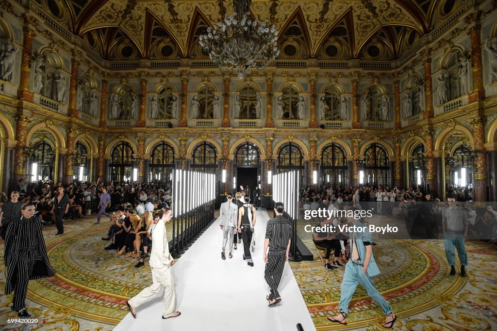 Haider Ackermann : Runway - Paris Fashion Week - Menswear Spring/Summer 2018