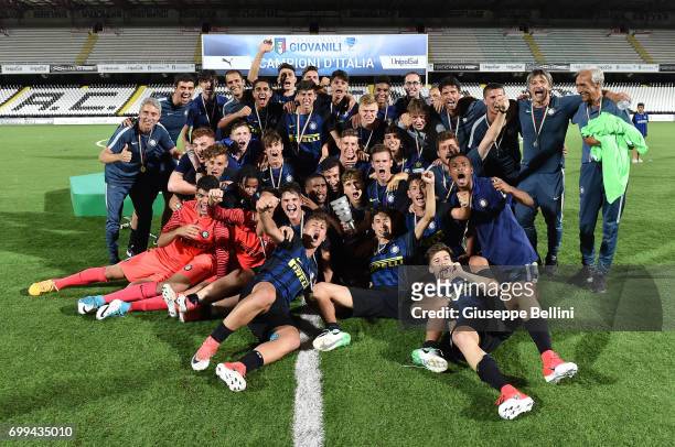 Players of FC Internazionale celebrate the victory after the U17 Serie A Final match between Atalanta BC and FC Internazionale on June 21, 2017 in...