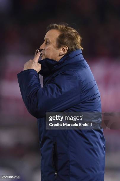 Walter Perazzo, coach of Aldosivi gives instructions to his players during a match between River Plate and Aldosivi as part of Torneo Primera...