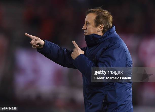 Walter Perazzo, coach of Aldosivi gives instructions to his players during a match between River Plate and Aldosivi as part of Torneo Primera...