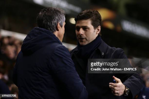 Fiorentina manager Paulo Sousa and Tottenham Hotspur manager Mauricio Pochettino talk prior to kick off