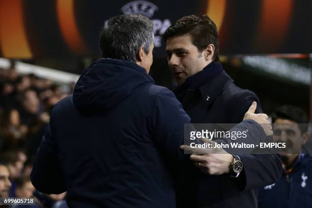 Fiorentina manager Paulo Sousa and Tottenham Hotspur manager Mauricio Pochettino talk prior to kick off