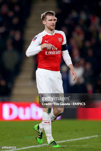 Arsenal's Per Mertesacker is requests substitution after incurring an injury