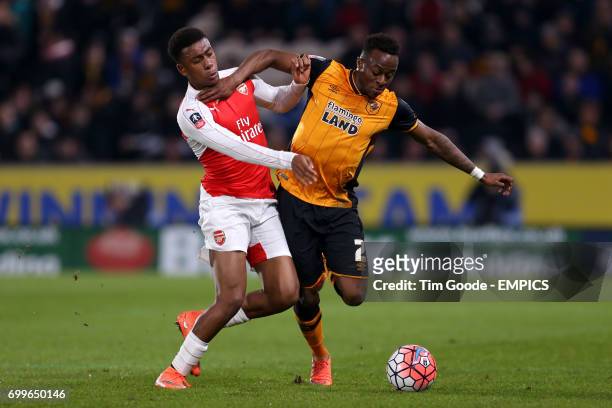 Arsenal's Alex Iwobi and Hull City's Moses Odubajo battle for the ball