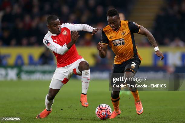 Arsenal's Joel Campbell and Hull Citys Moses Odubajo battle for the ball