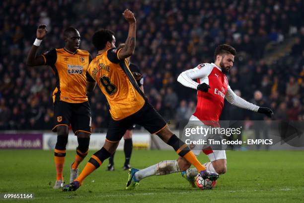 Hull City's Mohamed Diame watches as Hull City's Tom Huddlestone challenges Arsenal's Olivier Giroud