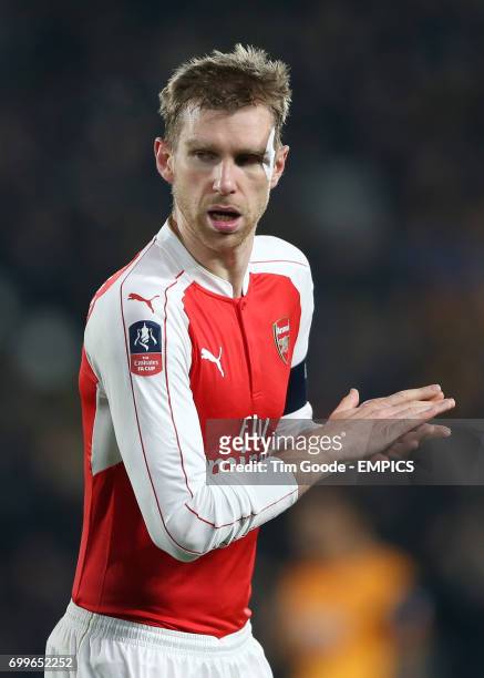 Arsenal's Per Mertesacker leaves the pitch with a head injury
