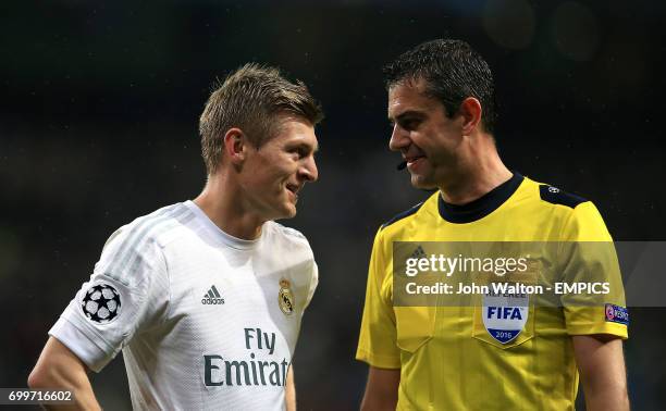 Real Madrid's Toni Kroos talks with referee Viktor Kassai