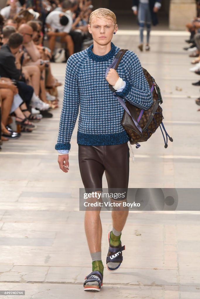 Louis Vuitton : Runway - Paris Fashion Week - Menswear Spring/Summer 2018