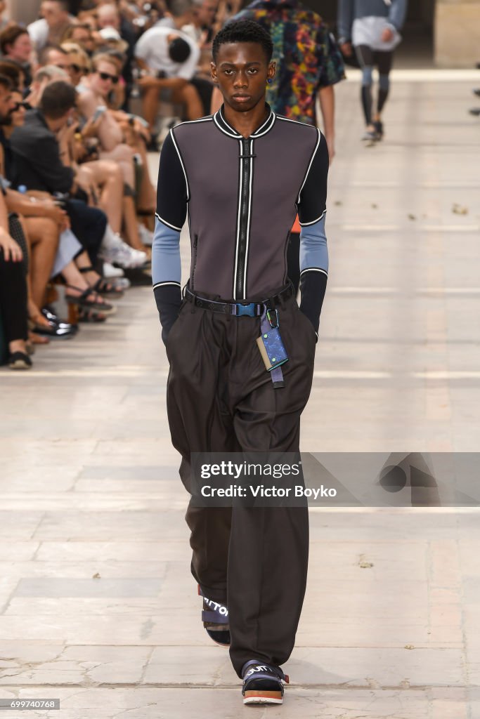 Louis Vuitton : Runway - Paris Fashion Week - Menswear Spring/Summer 2018