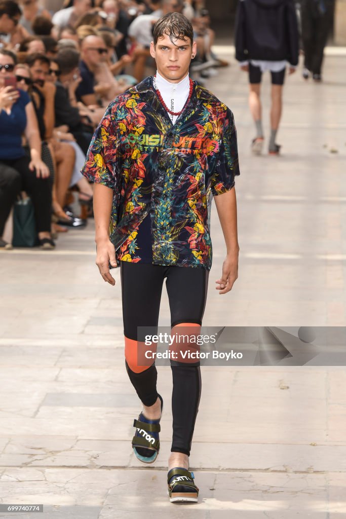 Louis Vuitton : Runway - Paris Fashion Week - Menswear Spring/Summer 2018