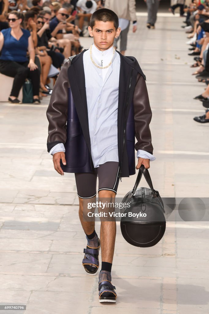 Louis Vuitton : Runway - Paris Fashion Week - Menswear Spring/Summer 2018