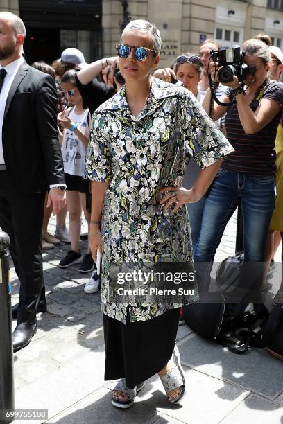 Lily Allen arrives at the Louis Vuitton show during the Paris Fashion Week - Menswear Spring/Summer 2018 on June 22, 2017 in Paris, France.