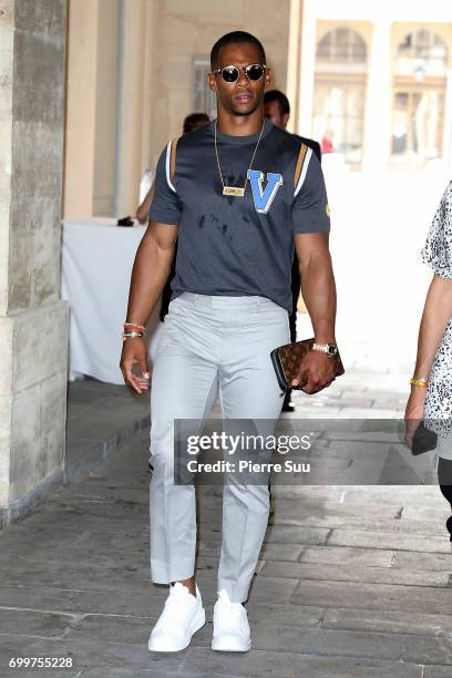 Victor Cruz arrives at the Louis Vuitton show during the Paris Fashion Week - Menswear Spring/Summer 2018 on June 22, 2017 in Paris, France.