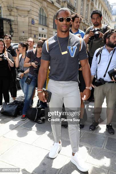 Victor Cruz arrives at the Louis Vuitton show during the Paris Fashion Week - Menswear Spring/Summer 2018 on June 22, 2017 in Paris, France.