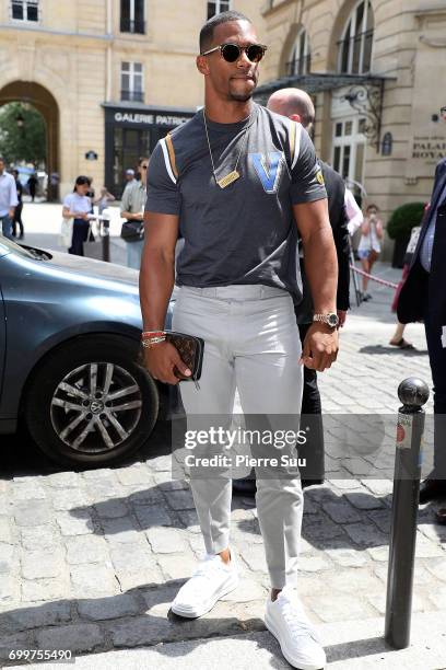 Victor Cruz arrives at the Louis Vuitton show during the Paris Fashion Week - Menswear Spring/Summer 2018 on June 22, 2017 in Paris, France.