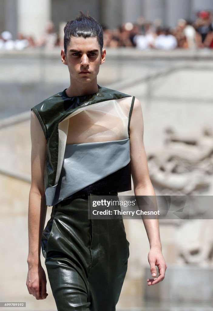 Rick Owens : Runway - Paris Fashion Week - Menswear Spring/Summer 2018