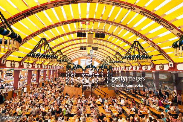 ドイツ、ミュンヘンのオクトーバーフェストでパーティー - ビアホール ストックフォトと画像