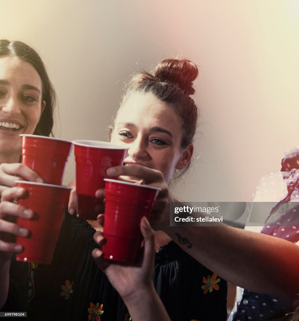 Cheers-drinken op een feestje