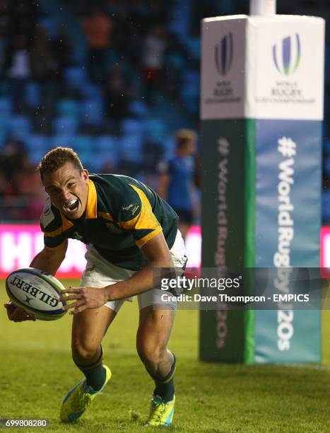 South Africa's Curwin Bosch scores a try.