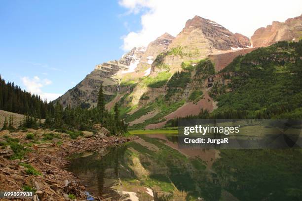 lago del cráter en el maroon bells en aspen, colorado - maroon bells fotografías e imágenes de stock